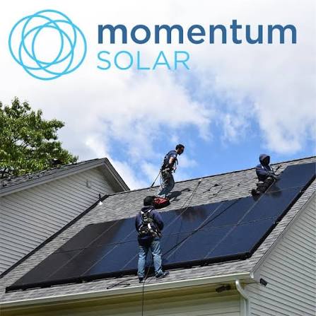 Técnico de instalación solar conectando el cableado de los paneles